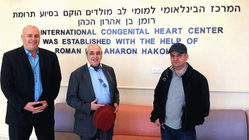 На фотографии слева направо профессор Шамис, замдиректора медицинского центра Шиба, г-н Добровинский, доктор Аронов